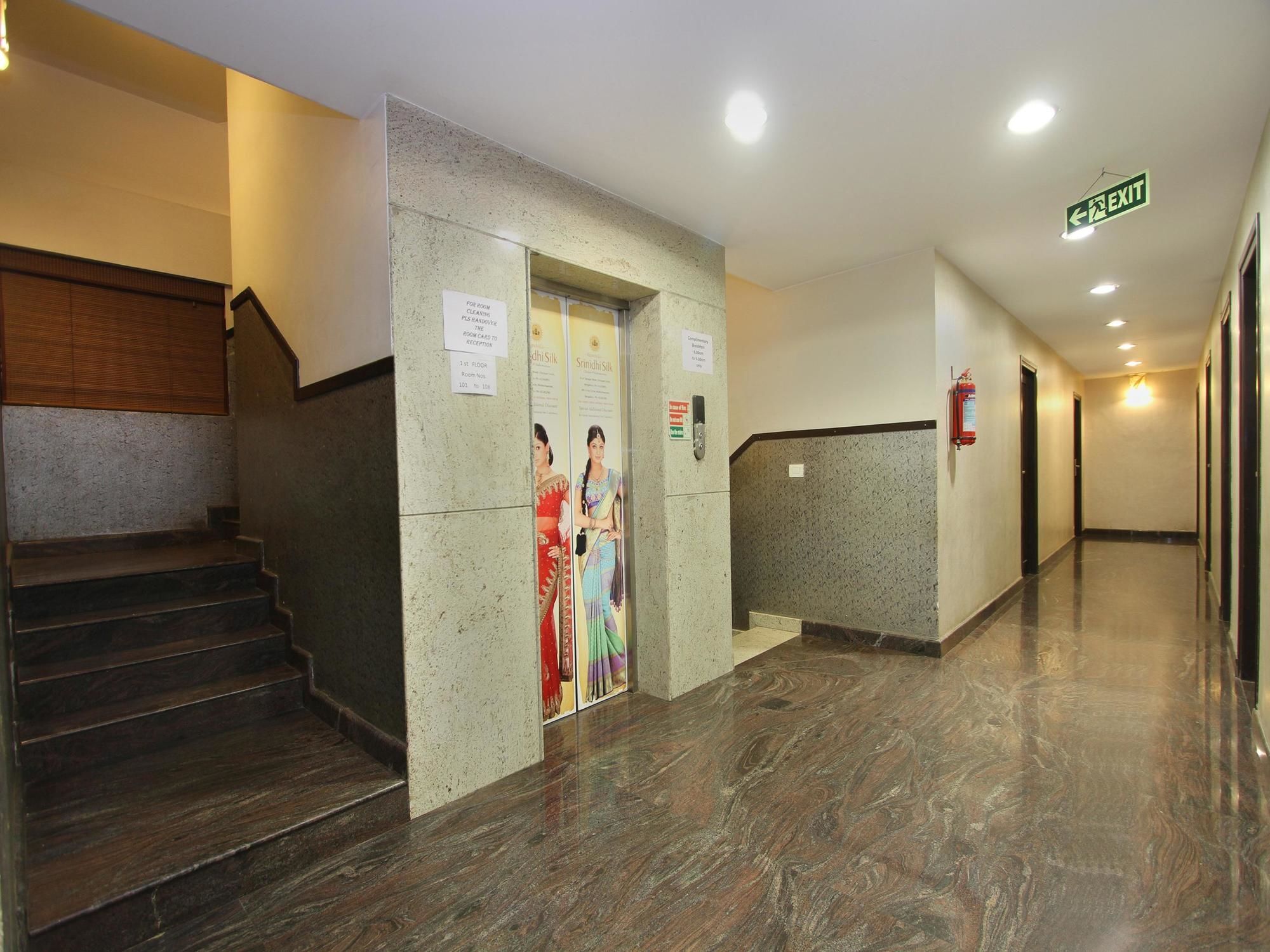 Oyo 435 Hotel Amshi International Bangalore Exteriör bild